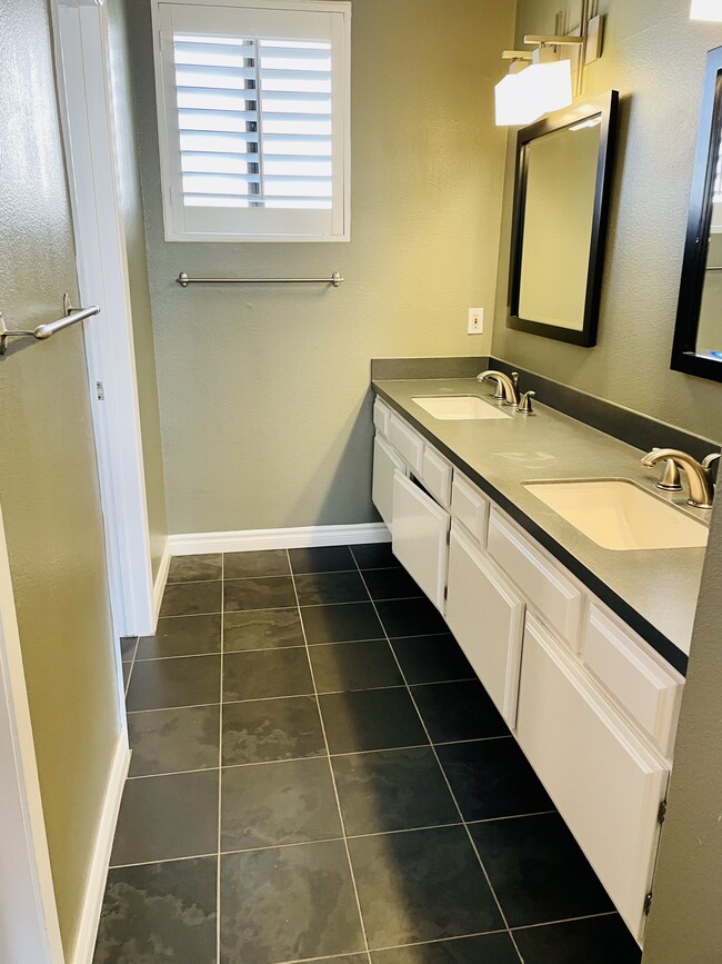 Master bath - 4141 Via Marisol