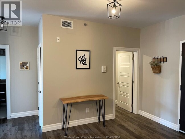 Building Photo - 5840 NEWMAN 208