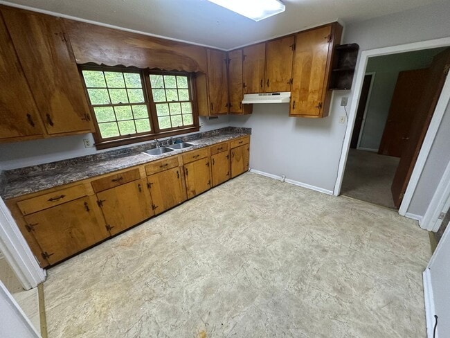 Building Photo - 3 Bedrooms, 1 Bathroom - Lindale House