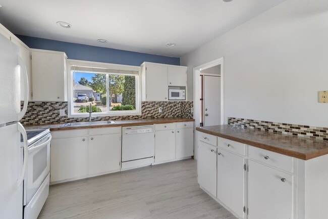 Building Photo - 3 Bed 1.5 Bath - Garage w/Storage - Pet Friendly w/Fenced Yard