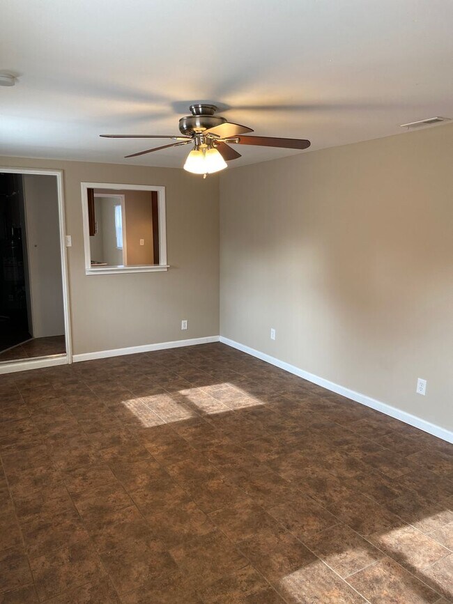 Building Photo - FREE FIRST MONTH! Beautiful 3B 1b home in ...