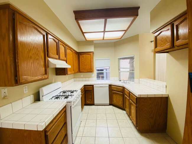 Building Photo - Cozy & Comfy 3 Bedroom Home!