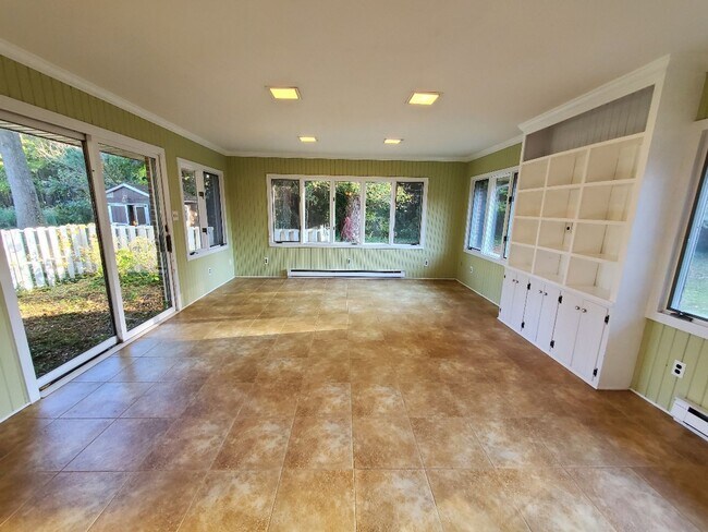 Foto del edificio - Lots of Space And Large Lot.