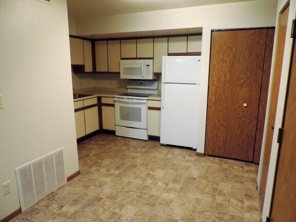 Building Photo - $910 | 2 Bedroom, 1 Bathroom Condo | Pet F...