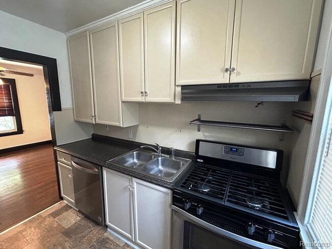 Building Photo - 817 N Dorchester Ave