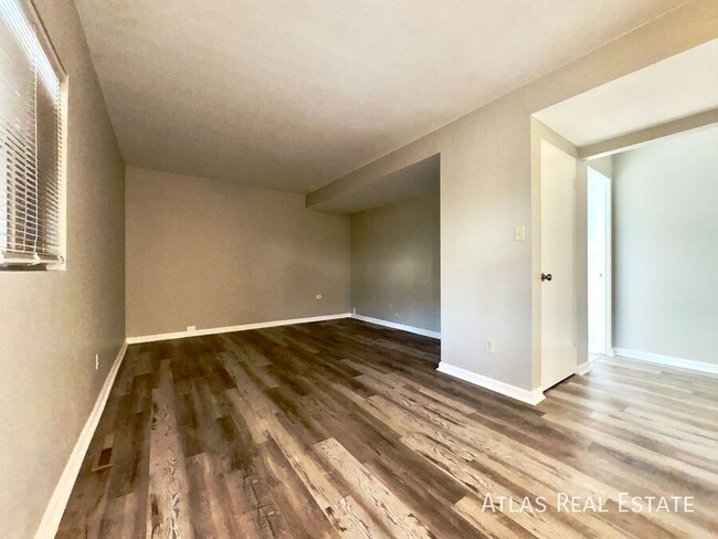 Building Photo - 930 W Moreno Ave