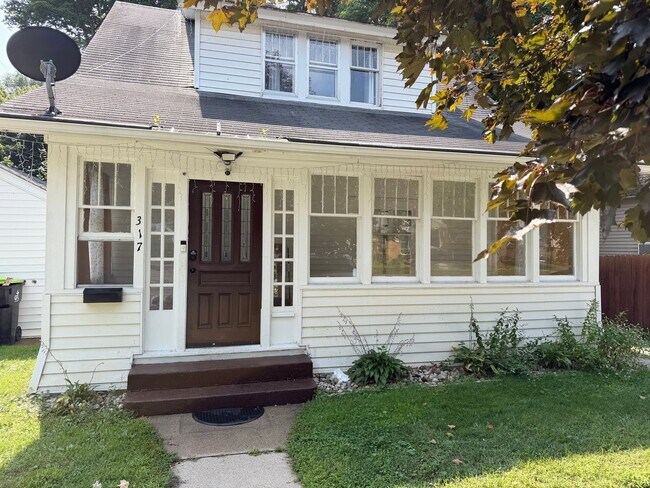 Building Photo - 317 E Cass St