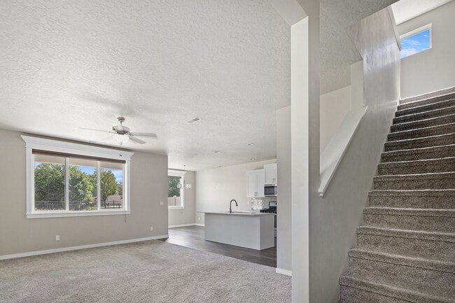 Building Photo - Discover this charming 4-bedroom, 2.5-bath...