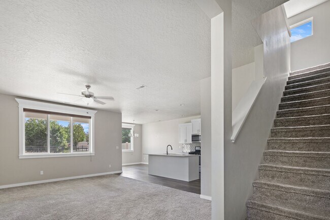 Foto del edificio - Discover this charming 4-bedroom, 2.5-bath...