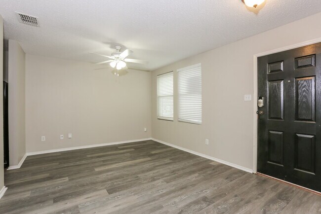 Foto del edificio - 321 Daisy Ln