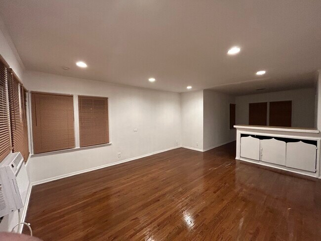 Building Photo - 5218 Hermitage Ave