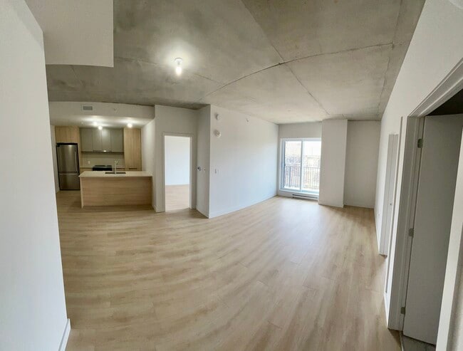 Building Photo - 37 Boul Brunswick