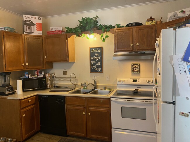 Kitchen - 1654 N Marshall St