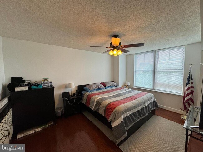 Foto del edificio - 11800 Sunset Hills Rd