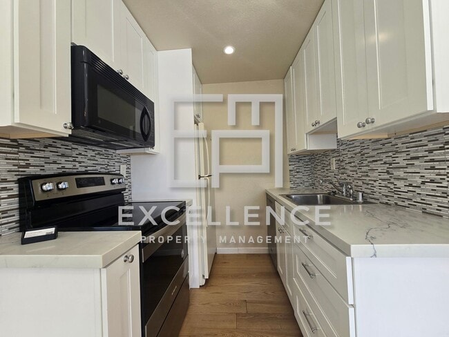 Building Photo - 1/1 Condo with Vaulted Ceilings, Community Pool, Parking, Fireplace and Updated Throughout!