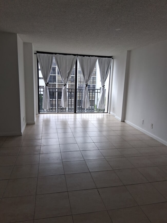Foto del edificio - 17021 N Bay Rd