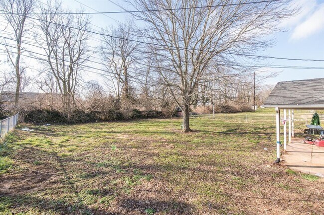 Building Photo - 322 Edgewood Dr