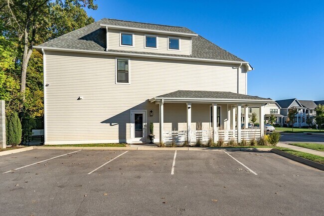 Amplio estacionamiento al lado de la casa. - 726 Mill Creek Meadow Dr