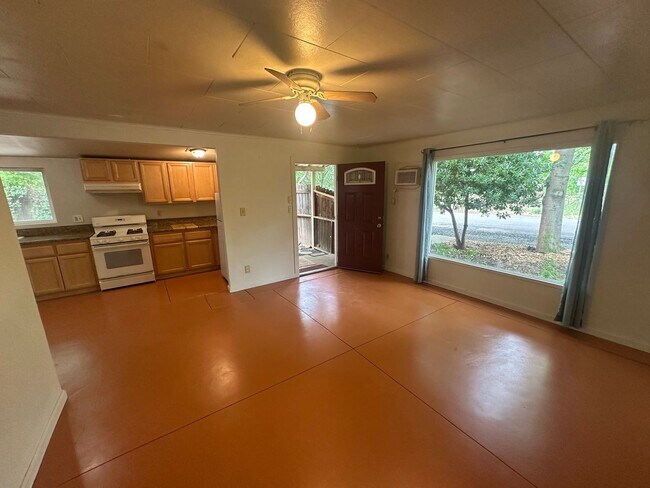 Building Photo - 2 BR w/ Bonus Room/Office