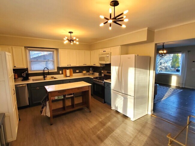 Foto del edificio - 527 Santa Barbara Rd