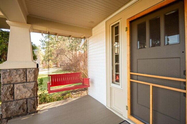 Foto del edificio - Rare Character Craftsman Bungalow in The H...