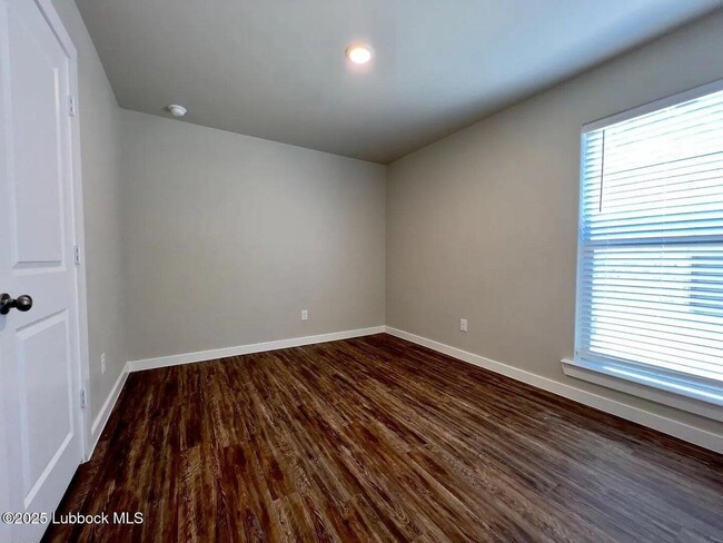Building Photo - 2061 Kenwood Ave