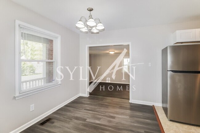 Building Photo - Enjoy the coziness of this quaint home!