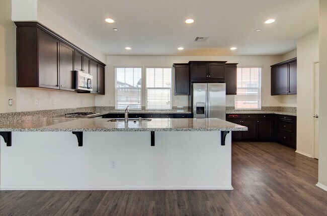 Building Photo - Newer Build 4-Bed Townhome in HOA Community!
