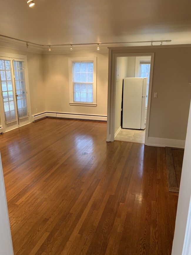 1385 N Main St Unit 2 Pine Tree Apartments, Rochester, MI 48307