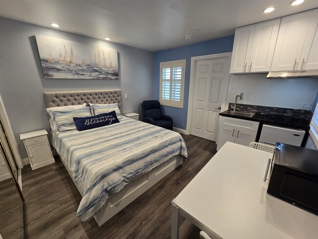 Building Photo - 2968 Olympic View Dr