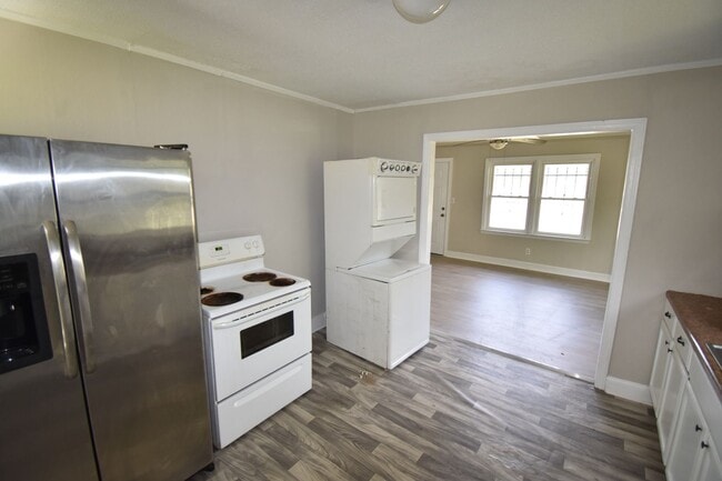 Building Photo - Coming Soon! 3 Bedroom and 1 Bath Home (Pets Considered)
