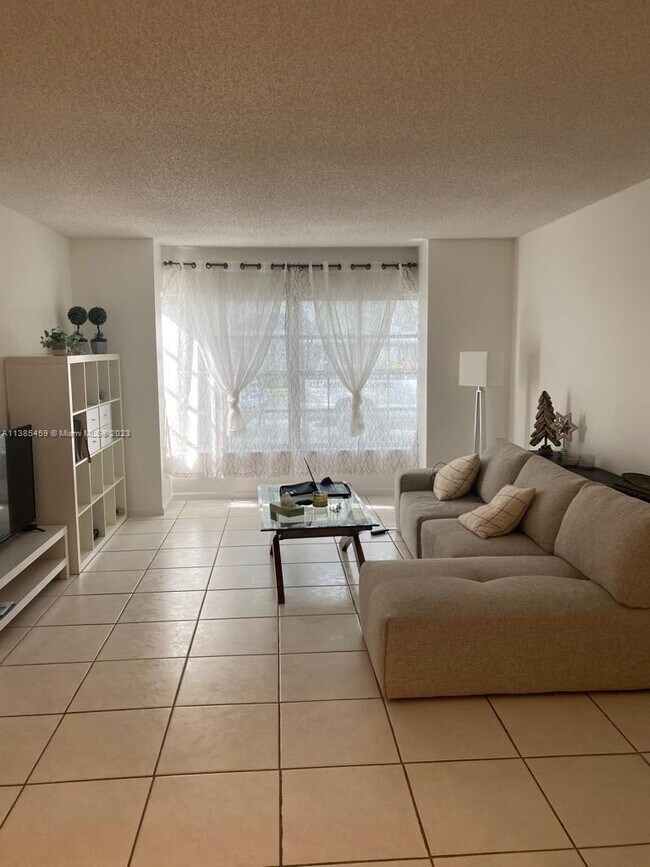 Foto del edificio - 2251 NE 66th St