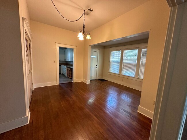 Foto del edificio - Introducing a charming 2-bedroom, 1.5-bath...