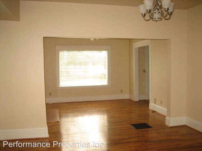 Building Photo - 3839 SE Ivon St