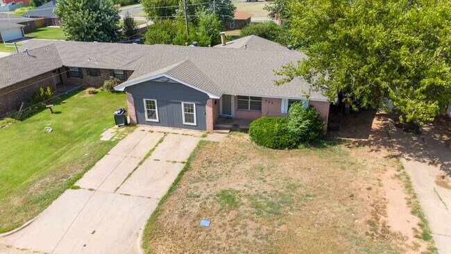 Building Photo - Bright and Spacious 5-Bedroom Home in Midw...