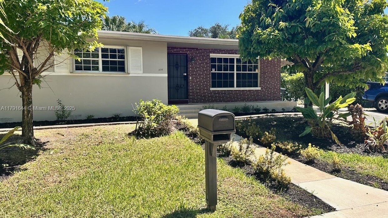 Foto principal - 300 NE 122nd St