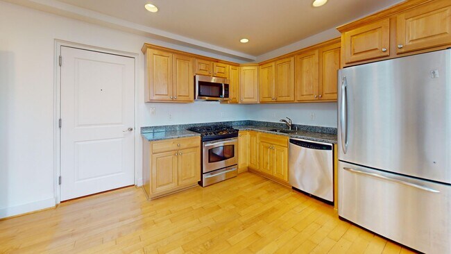 Foto del edificio - Top Floor Two Bedroom/Two Bathroom W/Sunli...