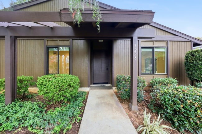 Foto del edificio - 1298 Tarryglen Ln