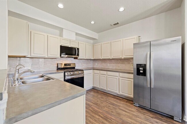 Foto del edificio - 26122 Parkman Grove Dr