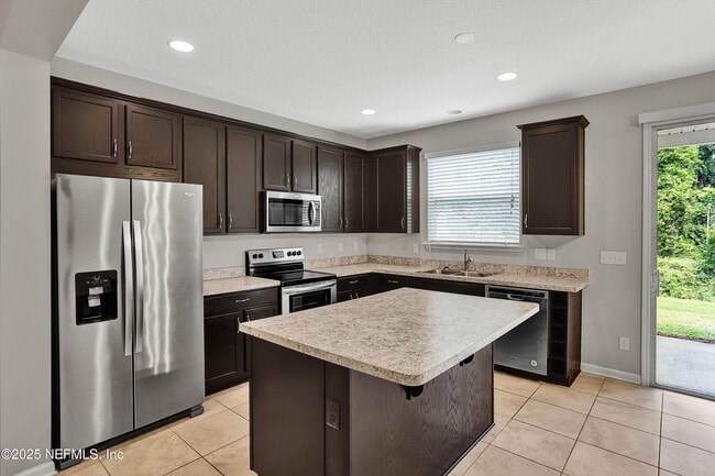 Building Photo - 409 Richmond Dr