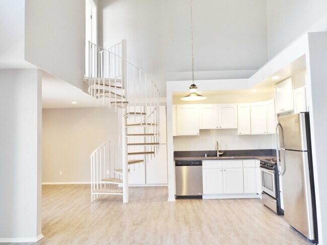 Building Photo - 6072 Franklin Ave