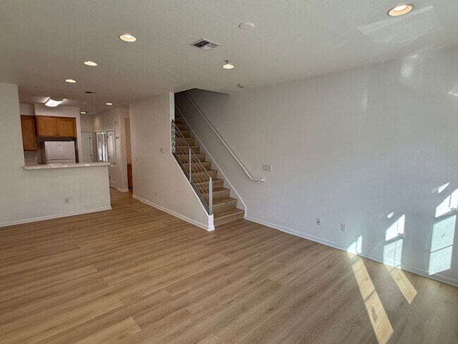 Foto del edificio - 3-Bedroom Townhome in Central Richmond Near Richmond BART Station