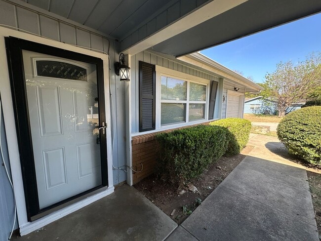 Building Photo - Charming home with large backyard!