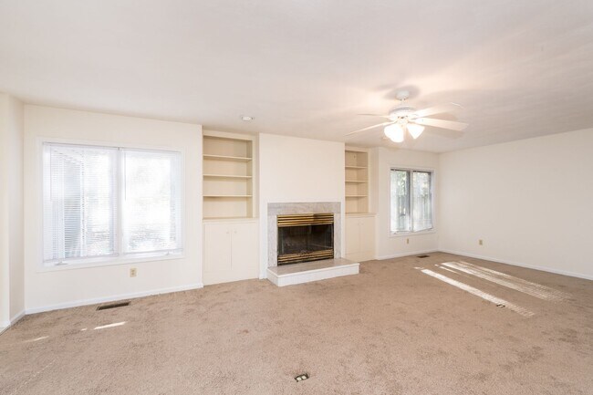 Foto del edificio - 3 BEDROOM 2.5 BATH DUPLEX NEAR MILITARY BASES