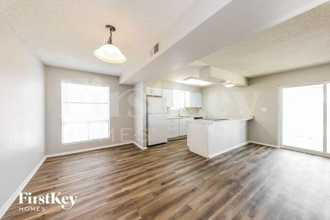 Building Photo - 2208 W Dahlia Dr