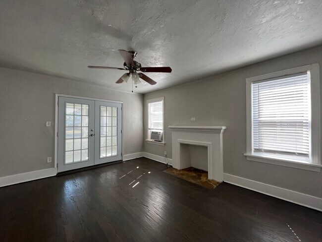 Building Photo - Exquisite 1 Bedroom Brownstone Apartment J...