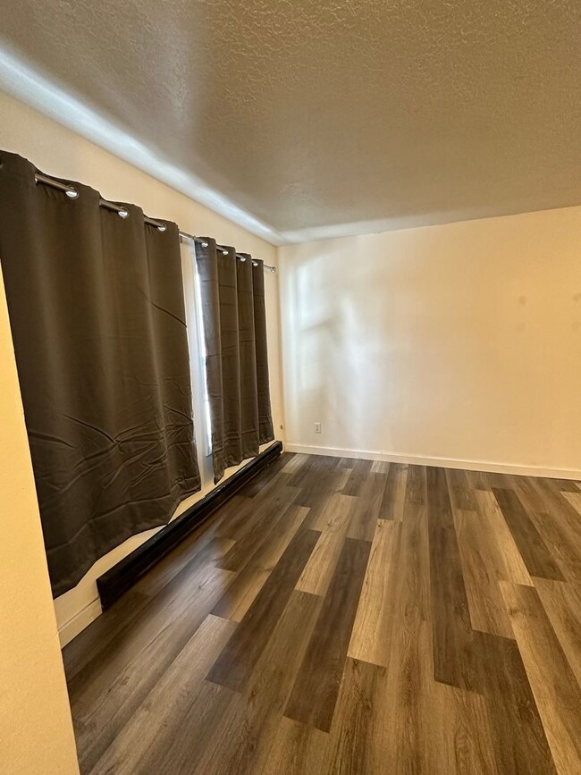 Building Photo - Recently remodeled 3 bed, 1 bath Duplex in...