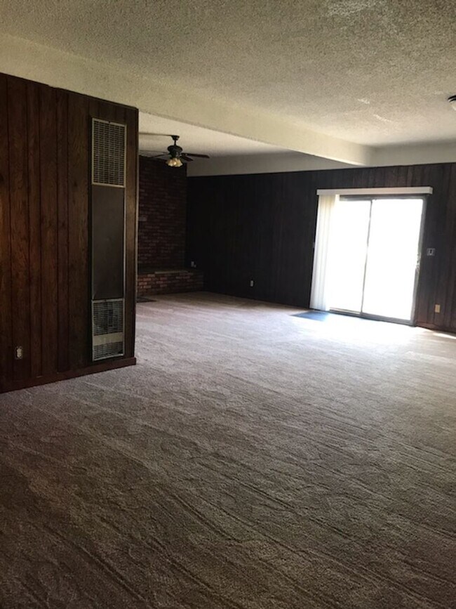 Foto del edificio - Three-Bedroom, 1-Bath House