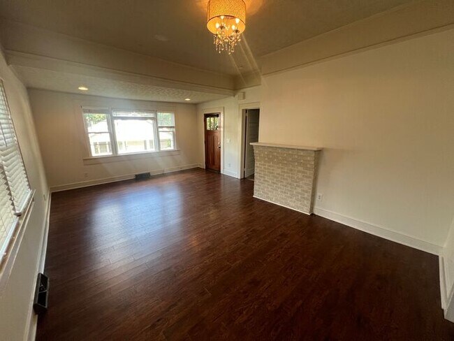 Foto del edificio - 2 Bed 1 Bathroom Home in Downtown Greenvil...