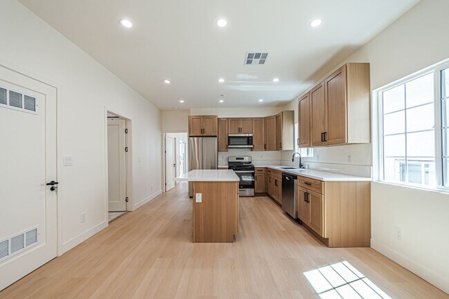 Foto del edificio - Modern Upstairs 3-Bed/2-Bath at 4222 – Two...